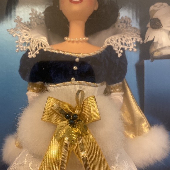 NRFB Disney’s Snow White Holiday Princess 3rd in a Special Edition series doll - Picture 7 of 13